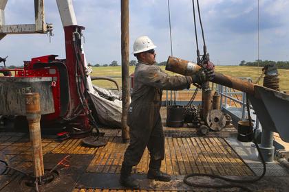 U.S. RIGS UP 8  TO 448