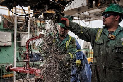 U.S. RIGS DOWN 9 TO 975