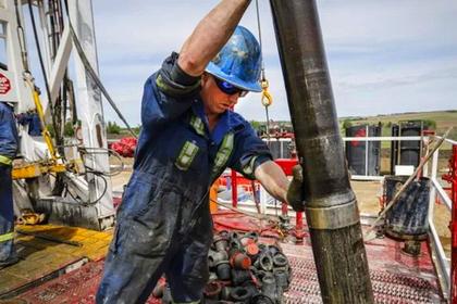U.S. RIGS UP 4 TO 756