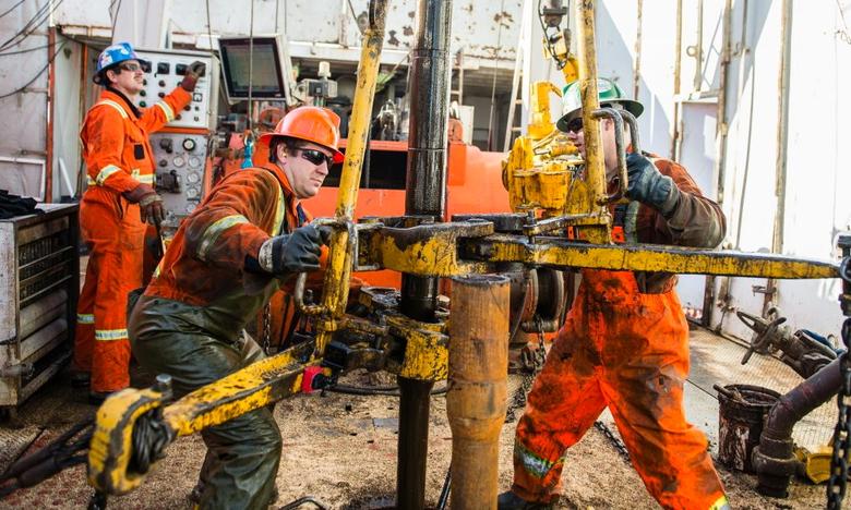U.S. RIGS UP 3 TO 782