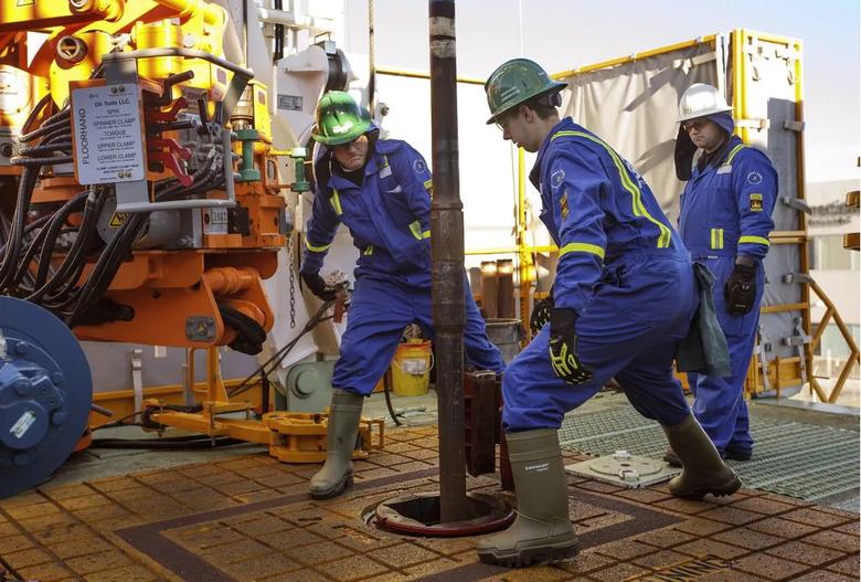 U.S. RIGS  UP 3 TO 579