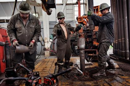 U.S. RIGS DOWN 1 TO 990