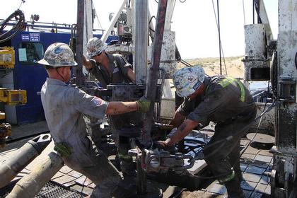 U.S. RIGS DOWN 8 TO 934