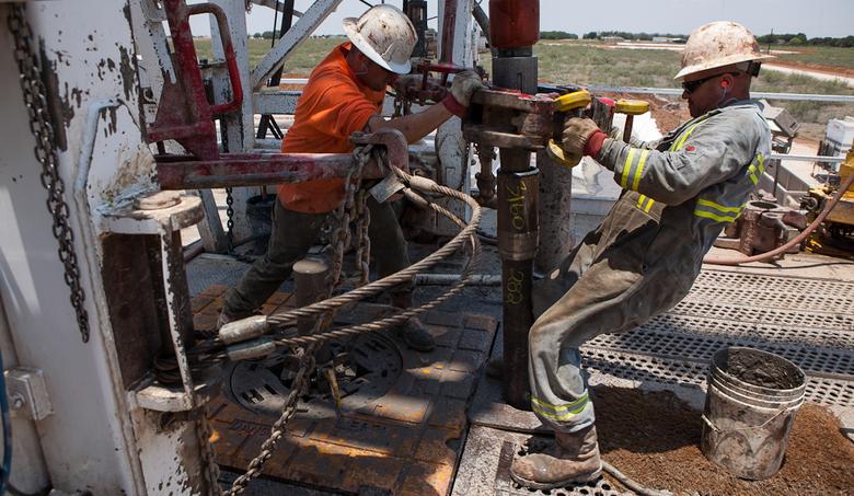 U.S. RIGS DOWN 6 TO 898