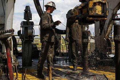 U.S. RIGS DOWN 8 TO 860