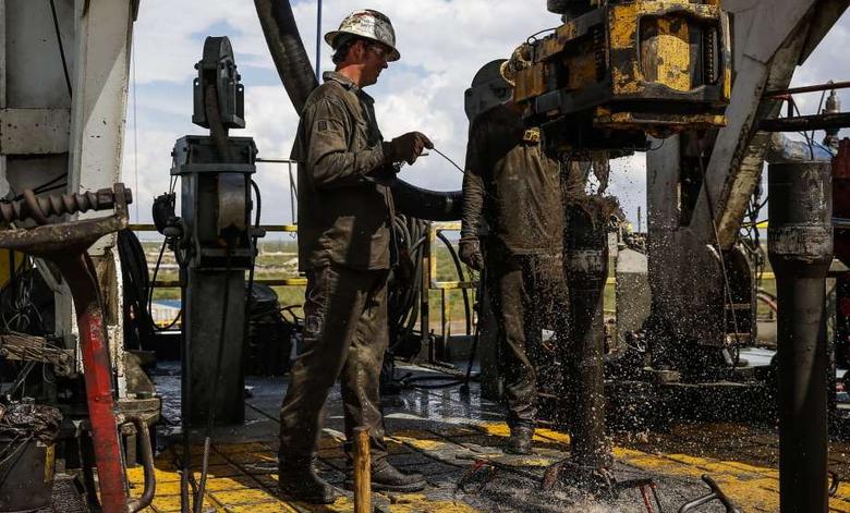 U.S. RIGS DOWN 12 TO 886