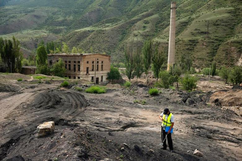 RUSSIAN, KYRGYZ NUCLEAR CLEANUP