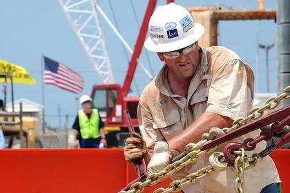 U.S. RIGS DOWN 8 TO 822