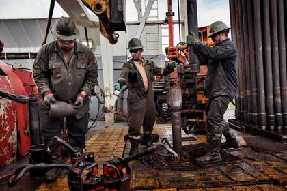 U.S. RIGS DOWN 2 TO 310