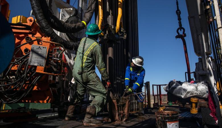 U.S. RIGS  UP 7  TO 563