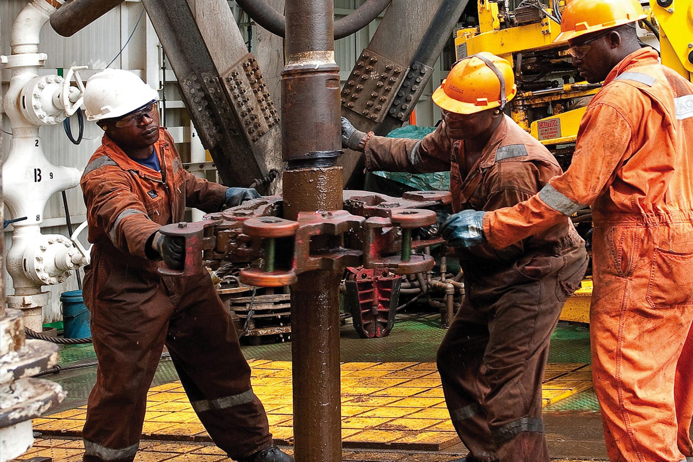 Экономическое развитие нигера. Нефтеперерабатывающая промышленность Африки.. Промышленность Нигерии. Нигерия завод. Завод нефти в Нигерии.