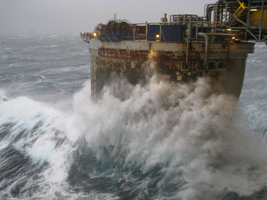 Установка шторм. Нефтяная платформа в шторм. Нефтяная платформа в море шторм. Буровая платформа в шторм. Нефтяная вышка в шторм.